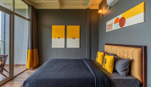 Deluxe Double Room with Balcony and Garden View