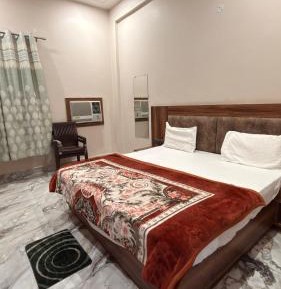 Deluxe Double Room (2 Adults + 1 Child)
