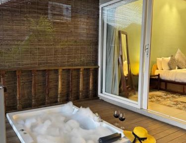 Deluxe Double Room with Balcony and Sea View