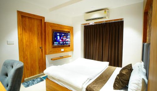 Deluxe Double Room (2 Adults + 1 Child)