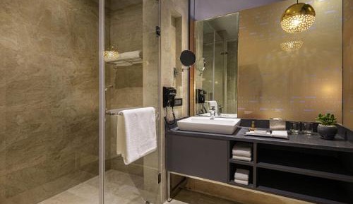 Deluxe King Room with  25% Discount on F&B, Spa and Laundry