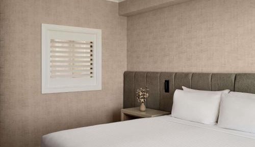 Superior King Room with City View