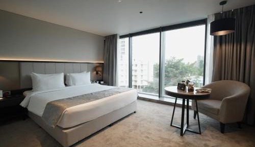 Deluxe King Room with 15% discount on Laundry Services