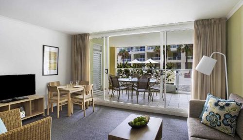 One-bedroom spa suite - pool access