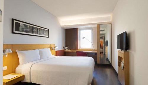 Superior Queen Room - Free drop to US Consulate and 30% Discount on Food and Beverages 