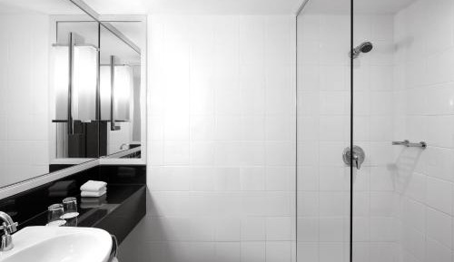 Guest room, 1 King with Cityscape View