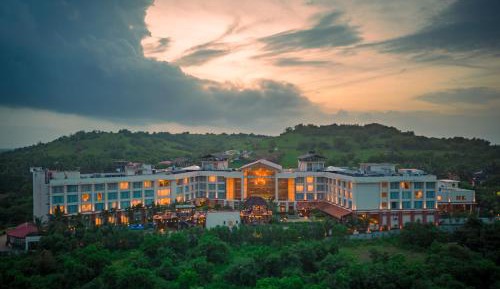 Deluxe Guest Room with 1 King with Bathtub - INR 1000 SPA Credit  (Stay between Sunday to Thursday) - Complimentary beer on arrival and free shuttle to the beach