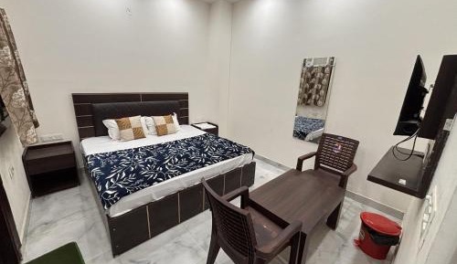 Deluxe Room (2 Adults + 1 Child)