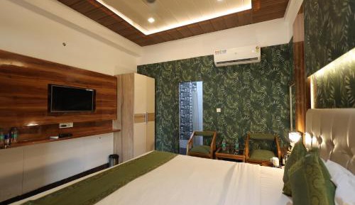 Deluxe Double Room (2 Adults + 1 Child)