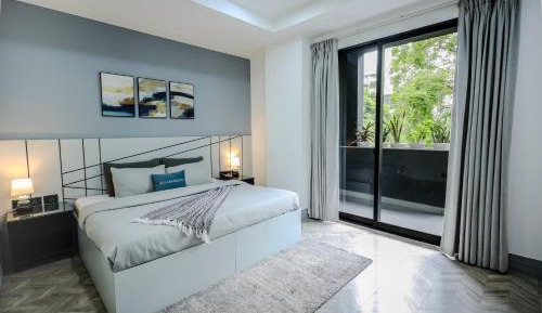 One-Bedroom Apartment with Balcony