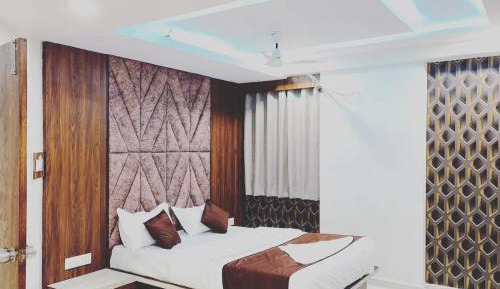 Deluxe Room (2 Adults + 1 Child)