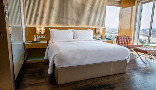 1 King Bed, High Floor - 10th and above, INR 500/- Credit or 2 Pints of Beer on Arrival per room per stay