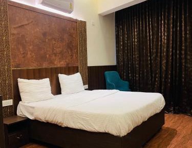 Deluxe Room (2 Adults + 1 Child)