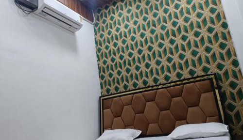 Deluxe Room (2 Adults + 1 Child)
