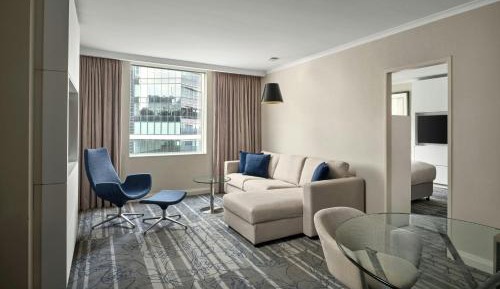 Spa Suite with Club lounge access, 1 Bedroom Suite, 1 King with Harbor Bridge View