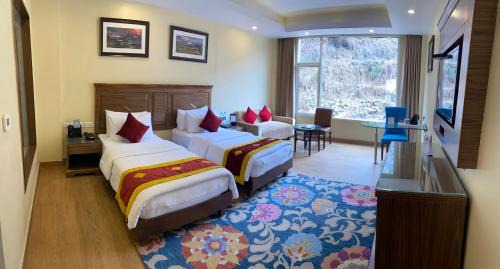 Deluxe Double or Twin Room with Mountain View