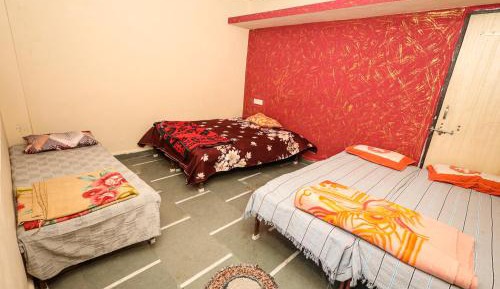 Single Bed in Male Dormitory Room with Shared Bathroom