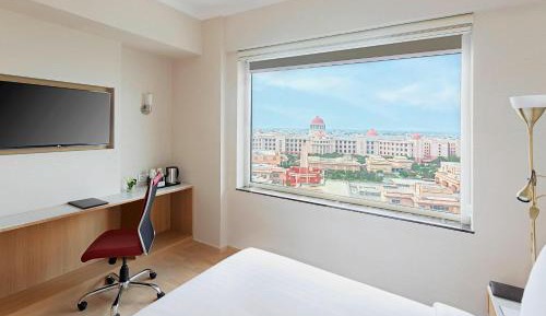 Queen Suite with City View - High Floor with 20% off on food and beverages