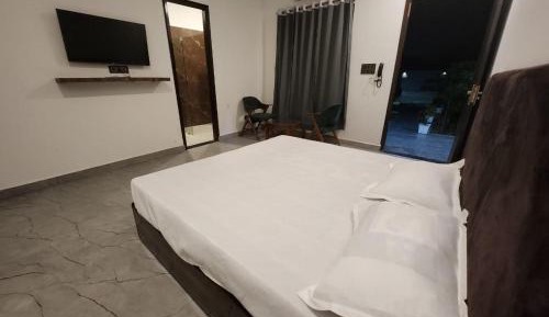 Deluxe Room (2 Adults + 1 Child)
