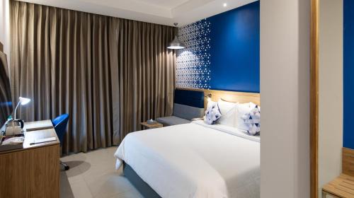 Deluxe Double Room with 20% discount on food, beverage and laundry | Happy Hour 1+1 