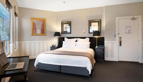 Room with Cliff View
