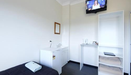 Queen and Single Room with Shared Bathroom