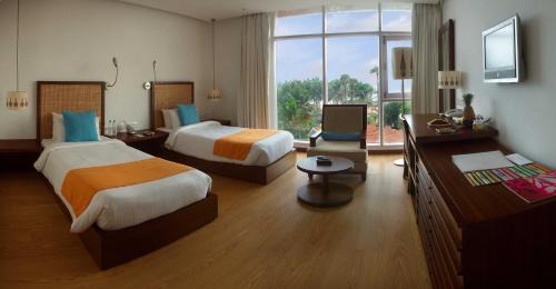 Large Double Room (10% off on Two-way Airport Transfer and 15% off on Food & Beverage services )