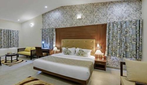 Super Deluxe Room: : Complimentary Hi-Tea, Early Check-In/Late Check-Out upto 3 hours (subject to availability)