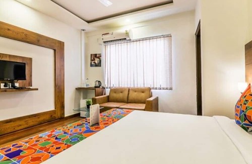 Pulikeshi Nagar Hotel | Fabhotel Vs Suites & Inn