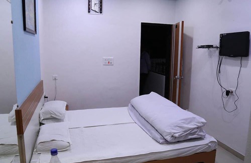 Kamrej Hotel | Hotel Swagat Inn And Guest House