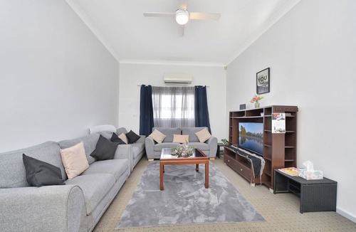 Cessnock Cottage | Coal d' Vine Cottage - Cessnock NSW