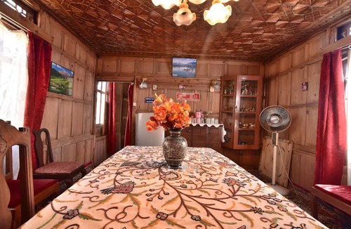 Dal Lake Boat Rental | Golden Hopes Group of Houseboats