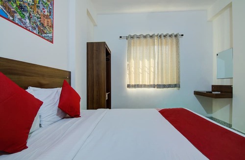 BTM Layout Hotel | OYO 15695 Varcity Comforts