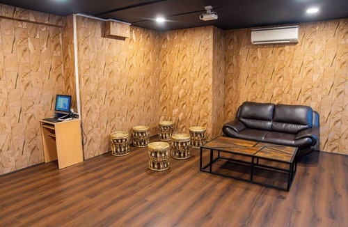 Kolkata Hostel | Offbeat CCU on EM Bypass