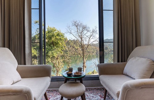 Naukuchiyatal Hotel | ALAYA STAYS Lakefront Suite Naukuchiatal