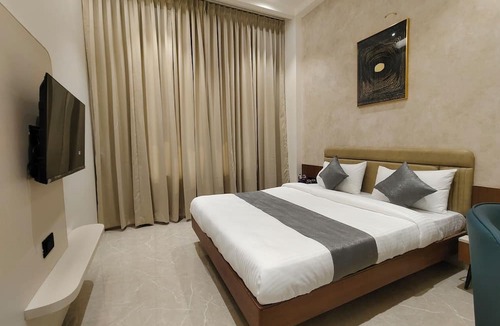 Dhule Hotel | Hotel Raas Vrindavan