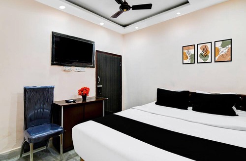 Mukundapur House | Classic 25 Th Lantern Guest House