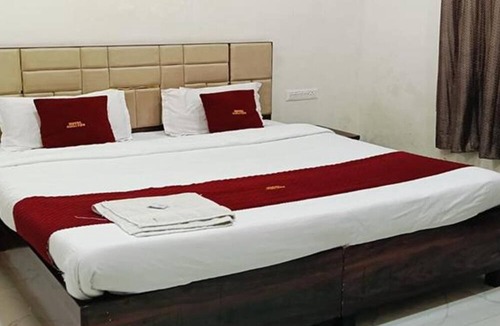 Aundh Hotel | Fabhotel Radha Madhav