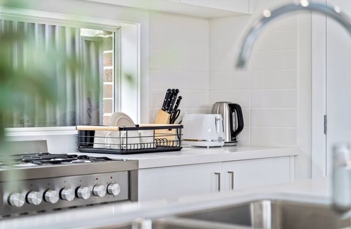 Leppington House | Leppington Two-Level 4Br near Village & Woolworthsn