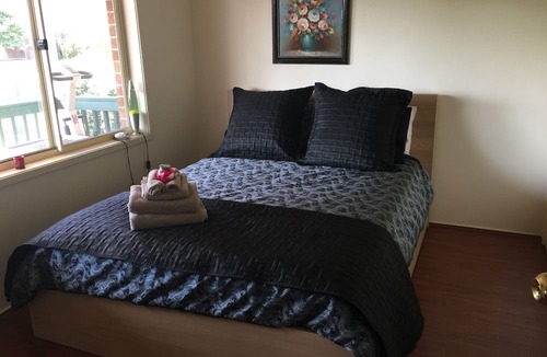 Kanahooka Bed & Breakfast | Lakeside Manor 2 Private Bedrooms with amenities