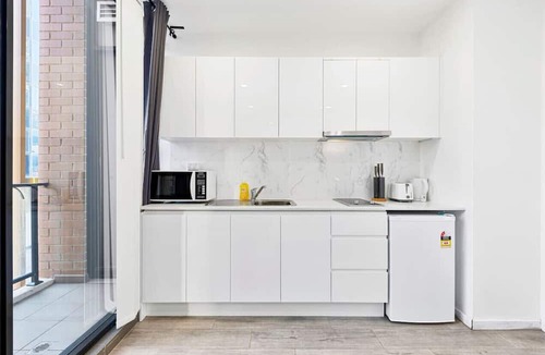Burwood Apartment | Burwood 1Br steps to Train Station/Shopping