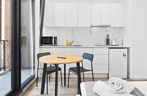 Burwood Apartment | Burwood 1Br steps to Train Station/Shopping