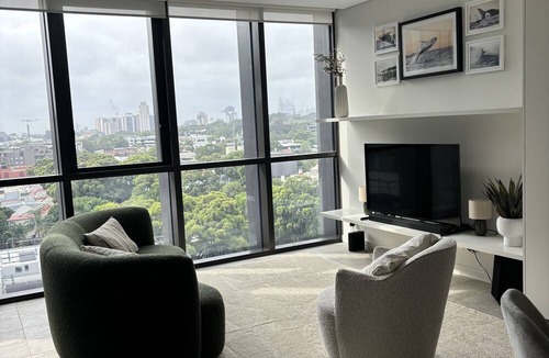 Zetland Apartment | Luxury, New 1 Bed with City Skyline Views! 3min to train.