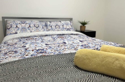 Florey Cottage | Lovely brand-new three bedroom guest house in Florey