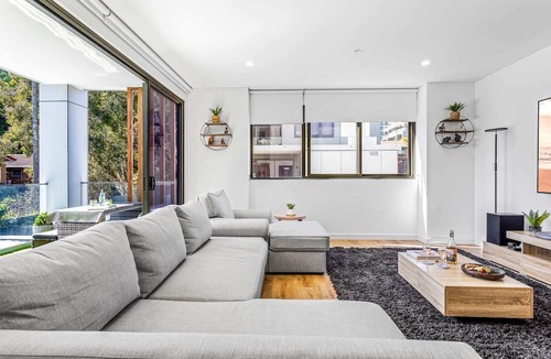 Wollongong CBD Apartment | Scenic Wollongong Gem: City Location with Rooftop