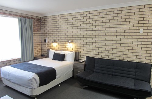 Cowra Hotel | Cowra Crest Motel