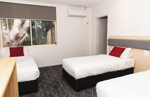 Oak Flats Hotel | Lakeview Hotel Motel
