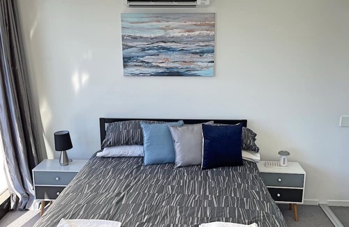 Reid Apartment | Splendid 2bd 1bth 1csp Apt - Superb CBD Location