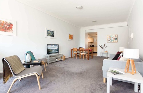 Darling Harbour Apartment | Chic Unit with Rooftop Terrace near Sights & Shops