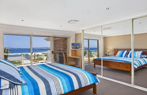 Forresters Beach House | VISTA DI MARE | Short walk to beach | Accom Holidays